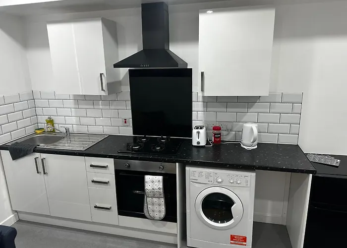 Cozzy Apartments One Min From Train Station