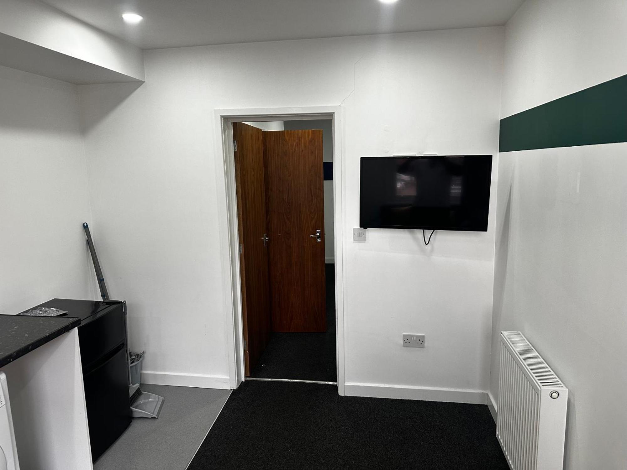 Cozzy One Min From Train Station Apartment *